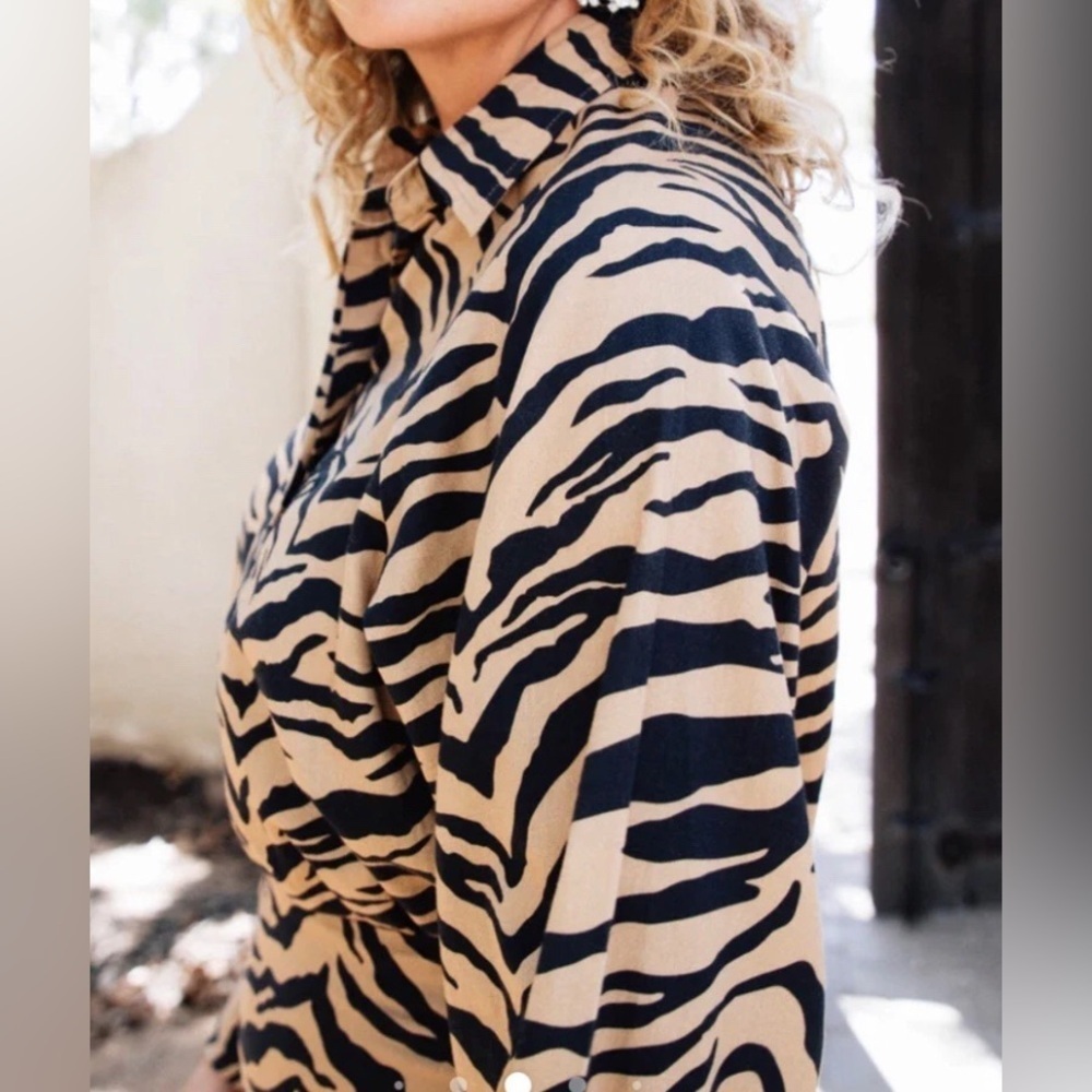 Animal print chicos size 0 Button-Up Shirt